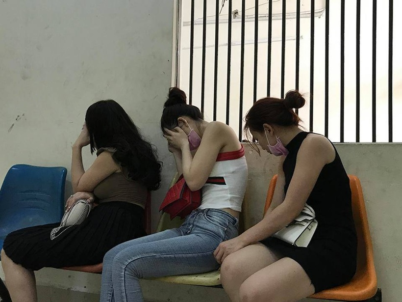 3 cô gái bị bắt quả tang bán dâm. Ảnh: Dân Việt