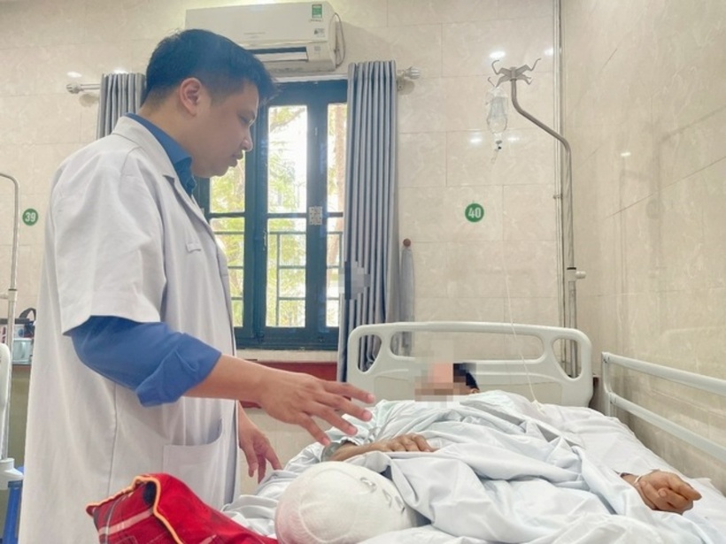 Bệnh nhân đang tiếp tục được theo dõi, tập phục hồi chức năng khớp háng và phần mỏm cụt đùi còn lại. Ảnh: Gia Đình & Xã Hội