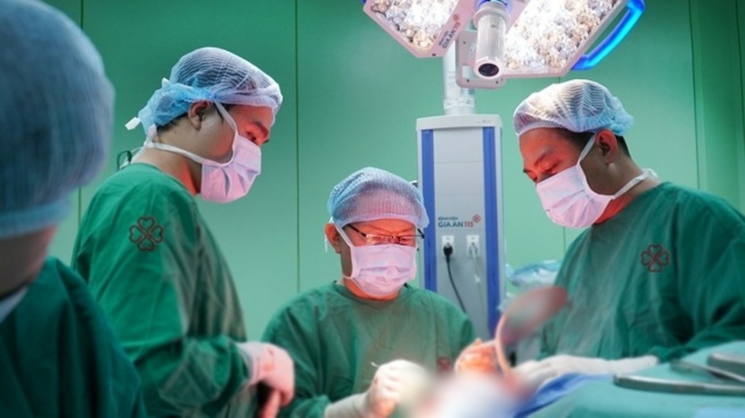 Các bác sĩ tiến hành phẫu thuật cho nữ bệnh nhân. Ảnh: Người Lao Động