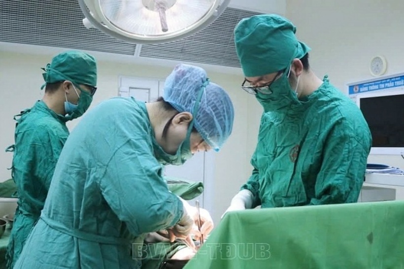 Ekip phẫu thuật quyết định tiến hành mổ lấy thai kết hợp với cắt bỏ khối u cho người bệnh. Ảnh: Pháp Luật & Xã Hội