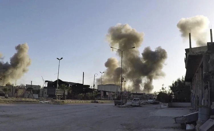 Khói bốc lên sau một vụ tấn công bằng rocket ở miền Đông Syria. Ảnh: Mehr/TTXVN