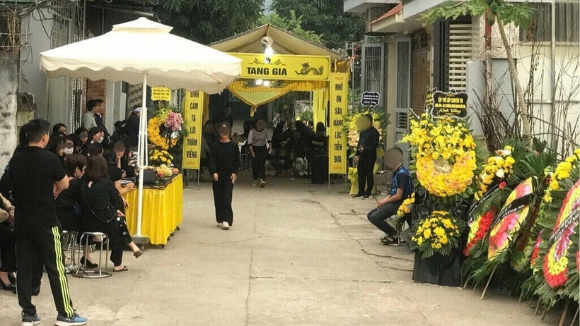 Gia đình tổ chức lễ tang cho thầy giáo T. Ảnh: Lao động