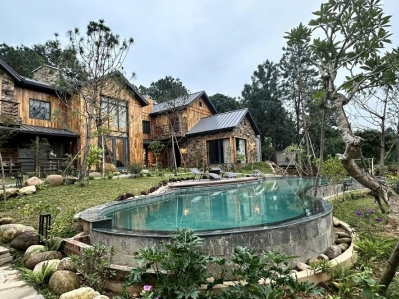 Được biết, căn biệt thự này có 7 phòng ngủ, 1 phòng khách và khu bếp riêng biệt, rộng rãi.