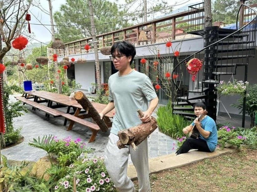 Một bộ bàn ghế được đặt ở khu vực bên ngoài để phục vụ các hoạt động chung khi có đông người.