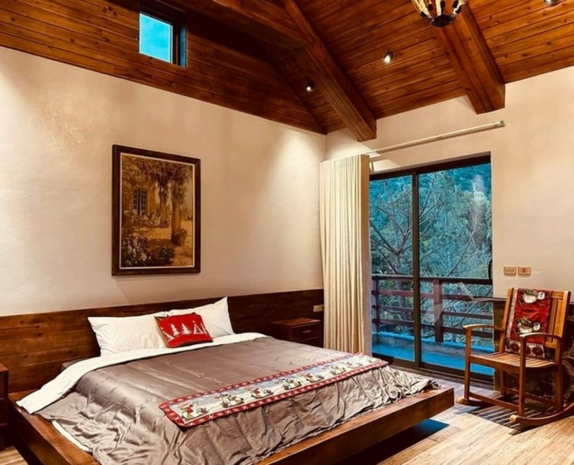 Phòng ngủ được thiết kế đơn giản, hướng đến sự thoải mái nên hạn chế đồ đạc, ưu tiên nội thất màu sắc dịu nhẹ. Một điều đặc biệt là các phòng ngủ đều có cửa sổ lớn nhìn ra đồi thông.