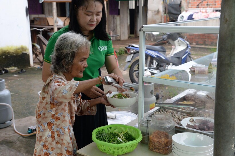 Nhiều người cho biết cô Thuý nấu ăn khá ngon, lại sống chân thật, cởi mở với hàng xóm láng giềng nên họ sẽ luôn ủng hộ quán hủ tíu của cô.