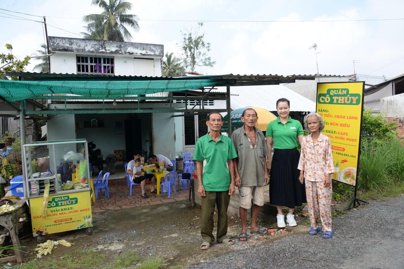 Ông Nguyễn Văn Tiến, Bí thư chi bộ, Trưởng ấp Phước Trạch, xã Phước Thạnh và đại diện chương trình Ước mơ xanh cùng vợ chồng cô Thuý trong ngày khai trương quán