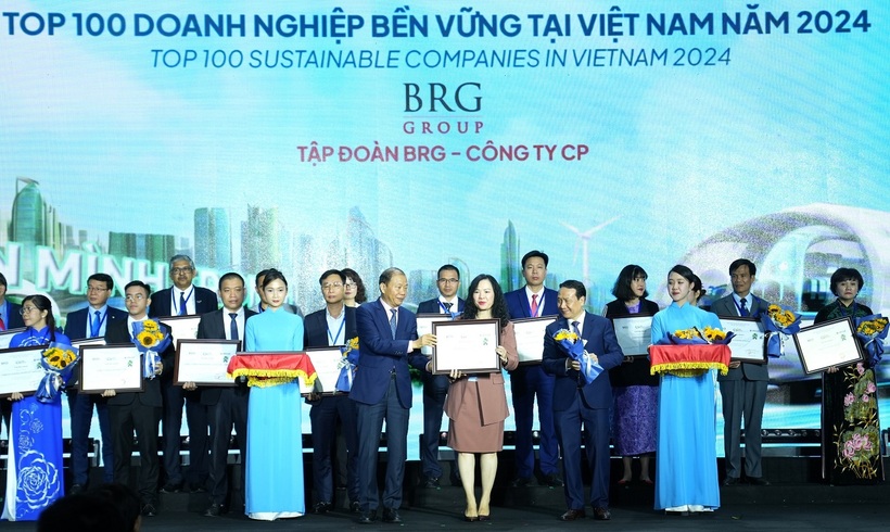 Đại diện Tập đoàn BRG nhận giải thưởng "Top 10 Doanh nghiệp Bền vững Việt Nam"