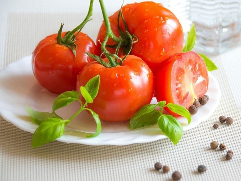 Người bị bệnh dạ dày nên hạn chế ăn cà chua sống, đặc biệt là khi đói.