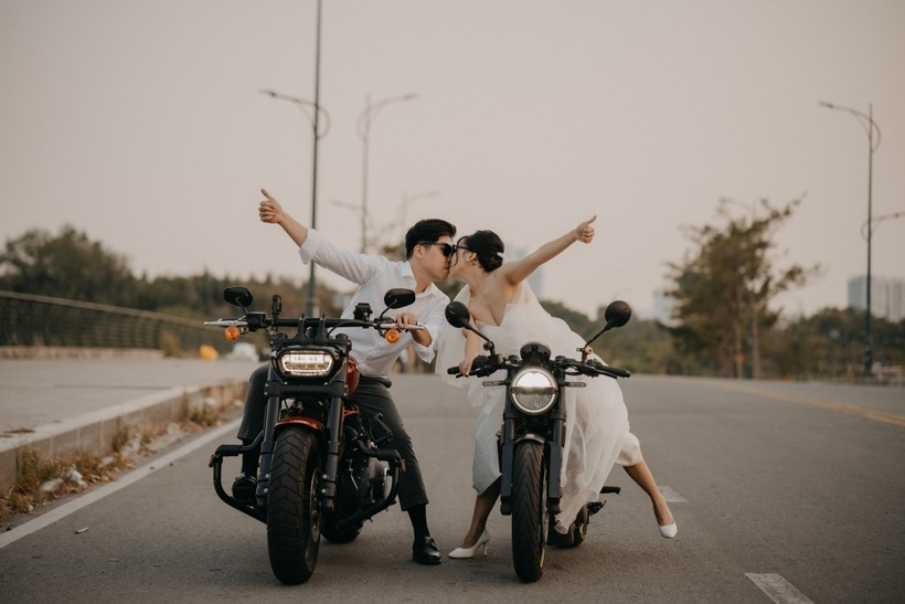 Hai vợ chồng Trân đã chụp ảnh prewedding với bộ đôi mô-tô phân khối lớn của hai người và một chiếc của bạn. Ảnh: Báo Dân trí.