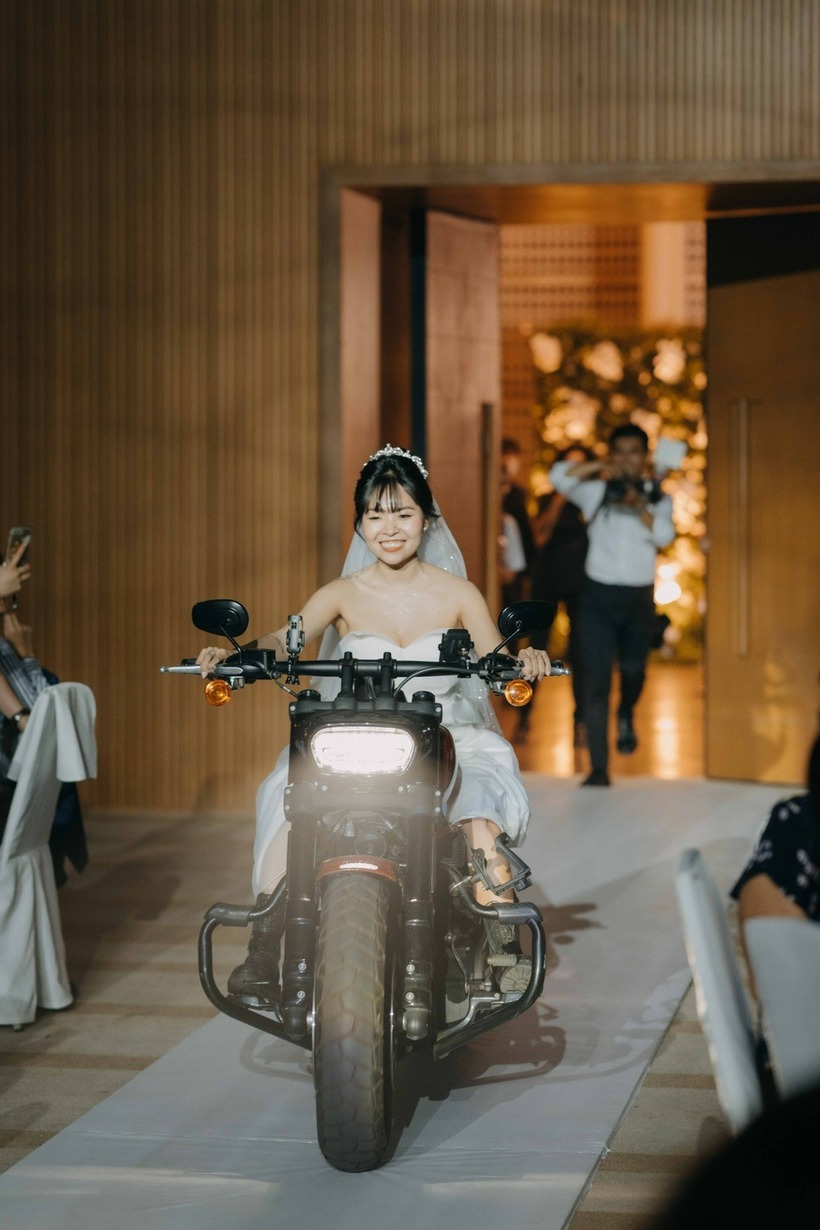 Bảo Trân lái chiếc mô tô phân khối lớn Harley Davidson Fat Bob 1.800cc nặng khoảng 300kg trị giá hơn 700 triệu đồng vào lễ đường. Ảnh: Báo Dân trí.
