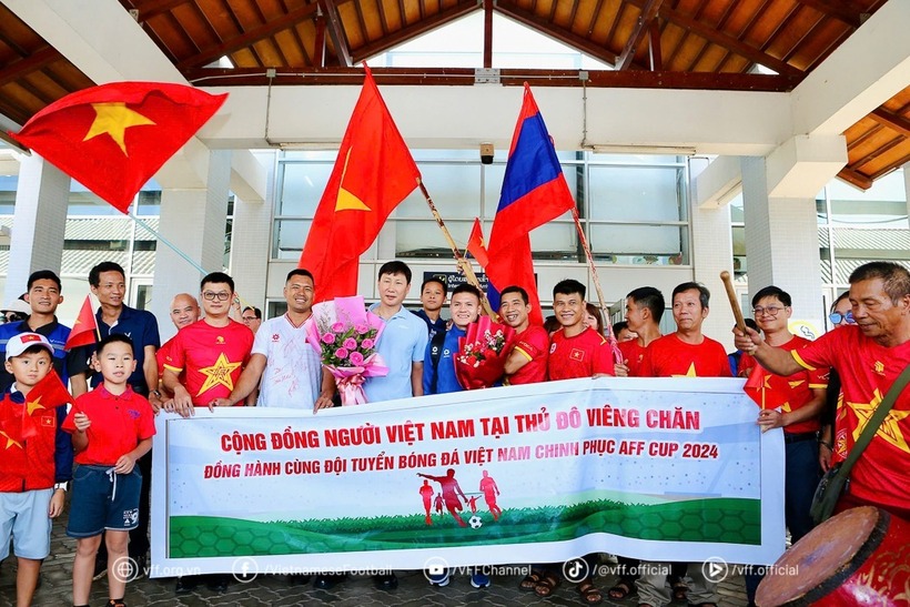 Các cầu thủ và ban huấn luyện đã nhận được sự chào đón nồng nhiệt từ cộng đồng người Việt tại Lào. Ảnh: VFF.
