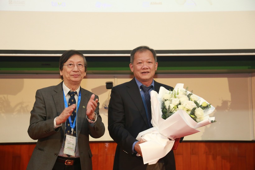 GS.TS Phạm Gia Khánh, Chủ tịch Hội Ghép tạng Việt Nam (trái) đã trao quyết định bổ nhiệm chức vụ Phó Chủ tịch Hội cho TS.BS Dương Đức Hùng, Giám đốc Bệnh viện Việt Đức. Ảnh: Pháp luật TP.HCM.