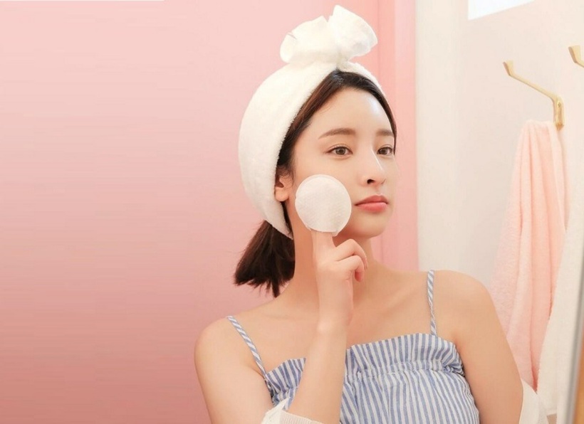 Một số loại kem lót mắt thiếu độ ẩm khiến da khô, tạo rãnh nhăn khi tán phấn mắt. Ảnh minh họa