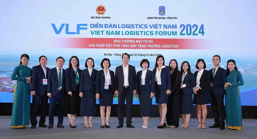 Ông Trần Long - Phó Tổng Giám đốc BIDV và ông Nguyễn Anh Sơn - Cục trưởng Cục Xuất nhập khẩu - trao biên bản ghi nhớ hợp tác
