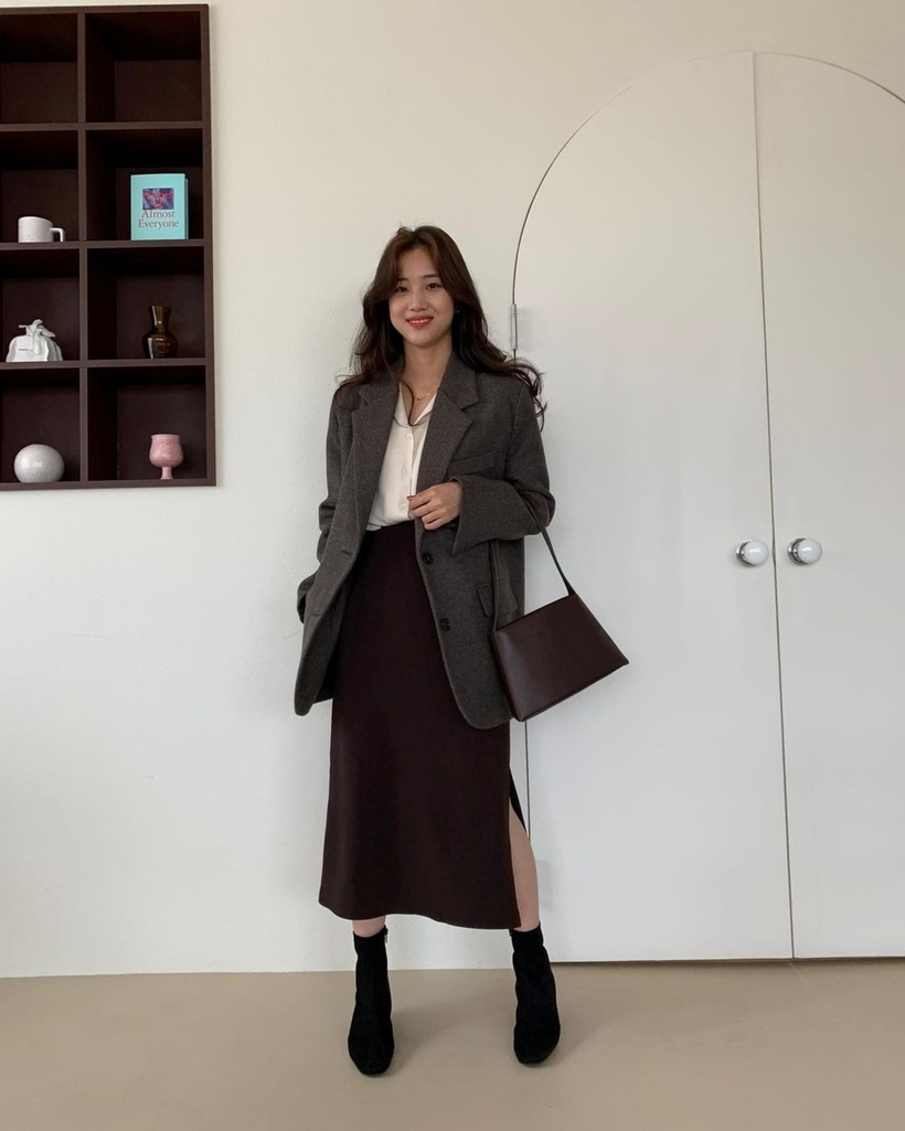 Sự kết hợp giữa blazer và chân váy dài không chỉ mang đến vẻ ngoài thanh lịch, chuyên nghiệp mà còn tạo cảm giác thoải mái cho người mặc.