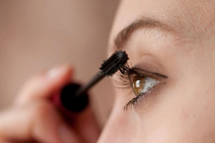 Mascara cũ bị khô sẽ không chỉ làm mi bạn trông nặng nề, kém tự nhiên mà còn dễ bị rơi ra, lem luốc. Ảnh minh họa