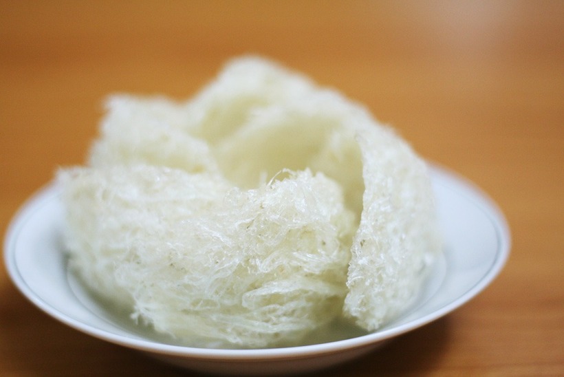 Tổ yến có tính bình, không có tác dụng kháng viêm rõ rệt, thậm chí còn có thể làm giảm hiệu quả điều trị của thuốc.