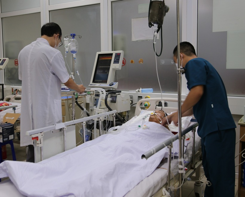 Bác sĩ điều trị cho bệnh nhân. Ảnh: Sức khỏe & Đời sống