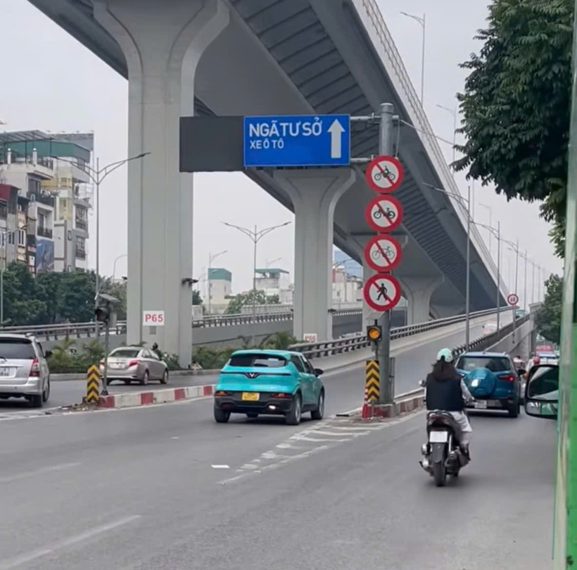 Hình ảnh lái xe taxi Xanh SM đi lùi ở đường Vành đai 2 trên cao được người dân ghi lại, phản ánh lên mạng xã hội