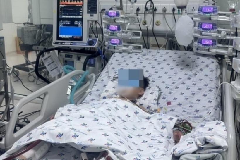 Sau 7 ngày điều trị tích cực, bệnh nhi mới bắt đầu có dấu hiệu hồi phục. Ảnh: VietNamNet