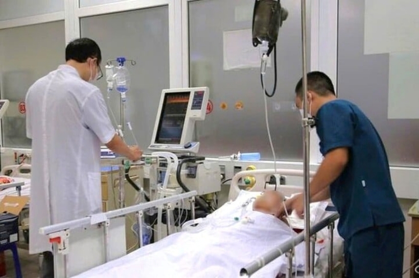 Các bác sĩ ở khoa chống độc Bệnh viện Hữu nghị Đa khoa Nghệ An điều trị cho người bệnh. Ảnh: VTC News