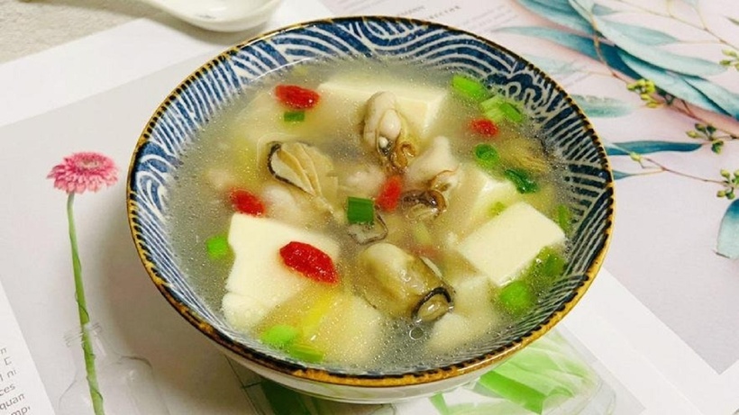 Hàu là nguồn cung cấp kẽm tuyệt vời và chứa lượng kẽm trong mỗi khẩu phần ăn cao hơn bất kỳ loại thực phẩm nào khác.