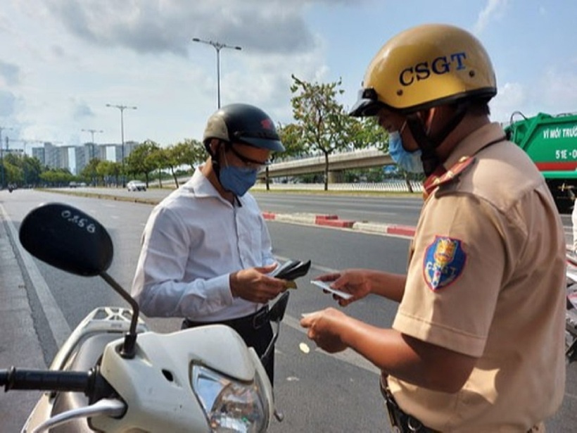 4 loại giấy tờ CSGT được kiểm tra khi dừng xe gồm: Giấy đăng ký xe (cà vẹt xe); giấy phép lái xe; giấy chứng nhận đăng kiểm đối với ô tô; bảo hiểm xe bắt buộc. Ảnh minh họa