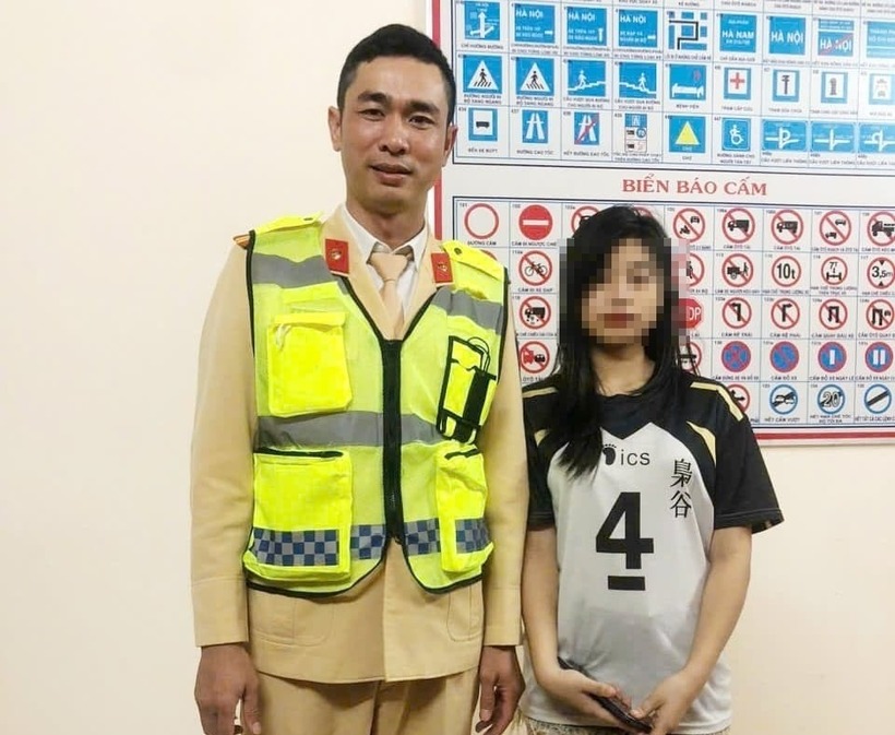 Cháu Th. được Đội CSGT đường bộ số 2 giải cứu, bàn giao cho gia đình. Ảnh: Vietnamnet