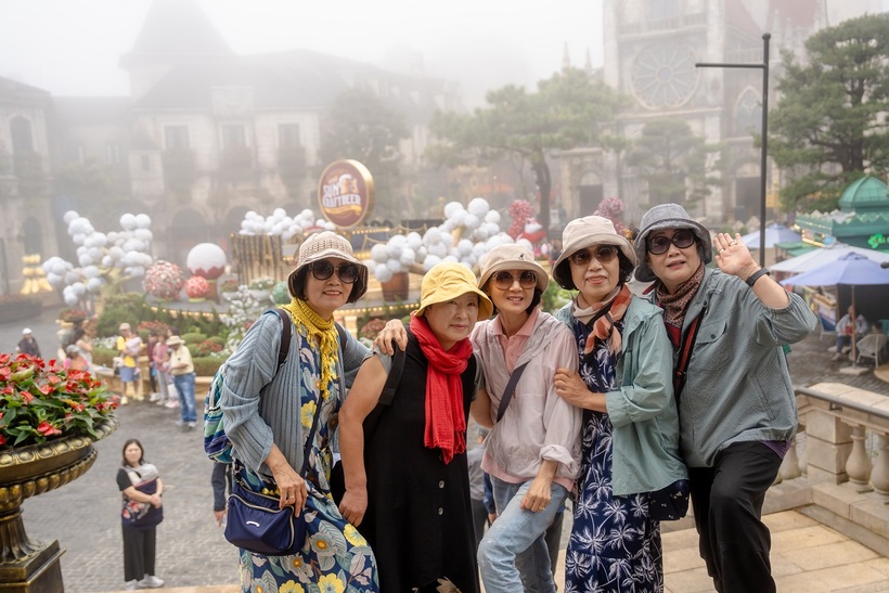 Du khách tận hưởng mùa lễ hội trên đỉnh Bà Nà.