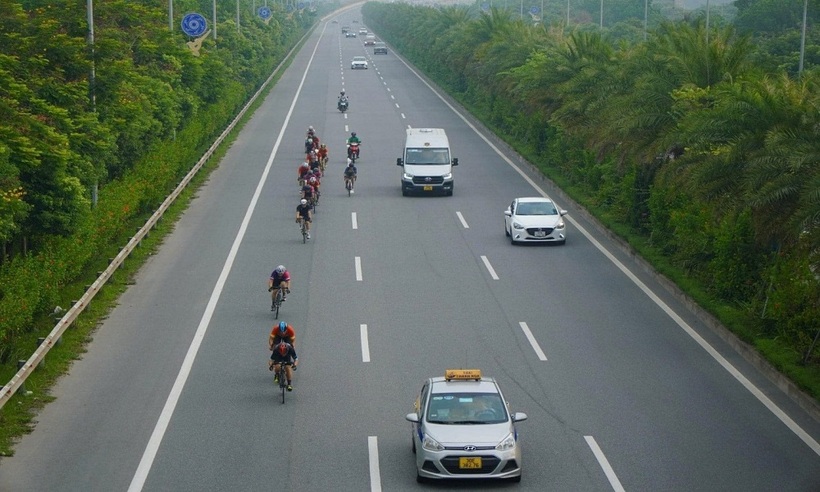 Nhiều người phớt lờ quy định đạp xe đi vào đường cấm, gây nguy hiểm và cản trở giao thông.