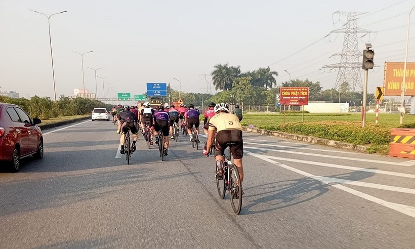 Một nhóm người đi xe đạp trên đường cao tốc Hà Nội – Lạng Sơn.