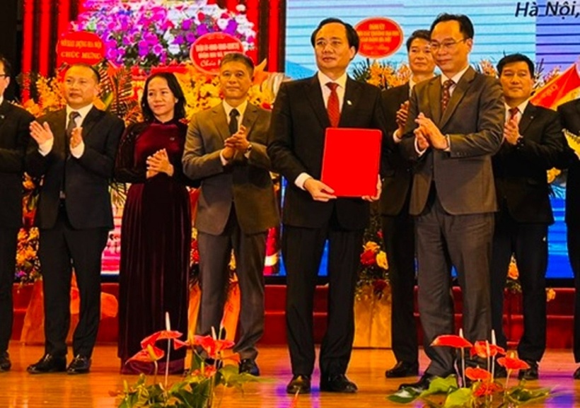 PGS.TS Nguyễn Xuân Anh (người cầm quyết định) giữ chức vụ Chủ tịch Hội đồng trường nhiệm kỳ 2024-2029. Ảnh: Tiền Phong.