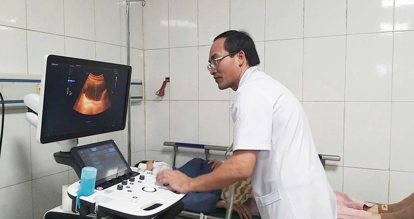 Các bác sĩ tích cực điều trị cho công nhân nghi ngộ độc thực phẩm. (Ảnh: Tuổi trẻ)