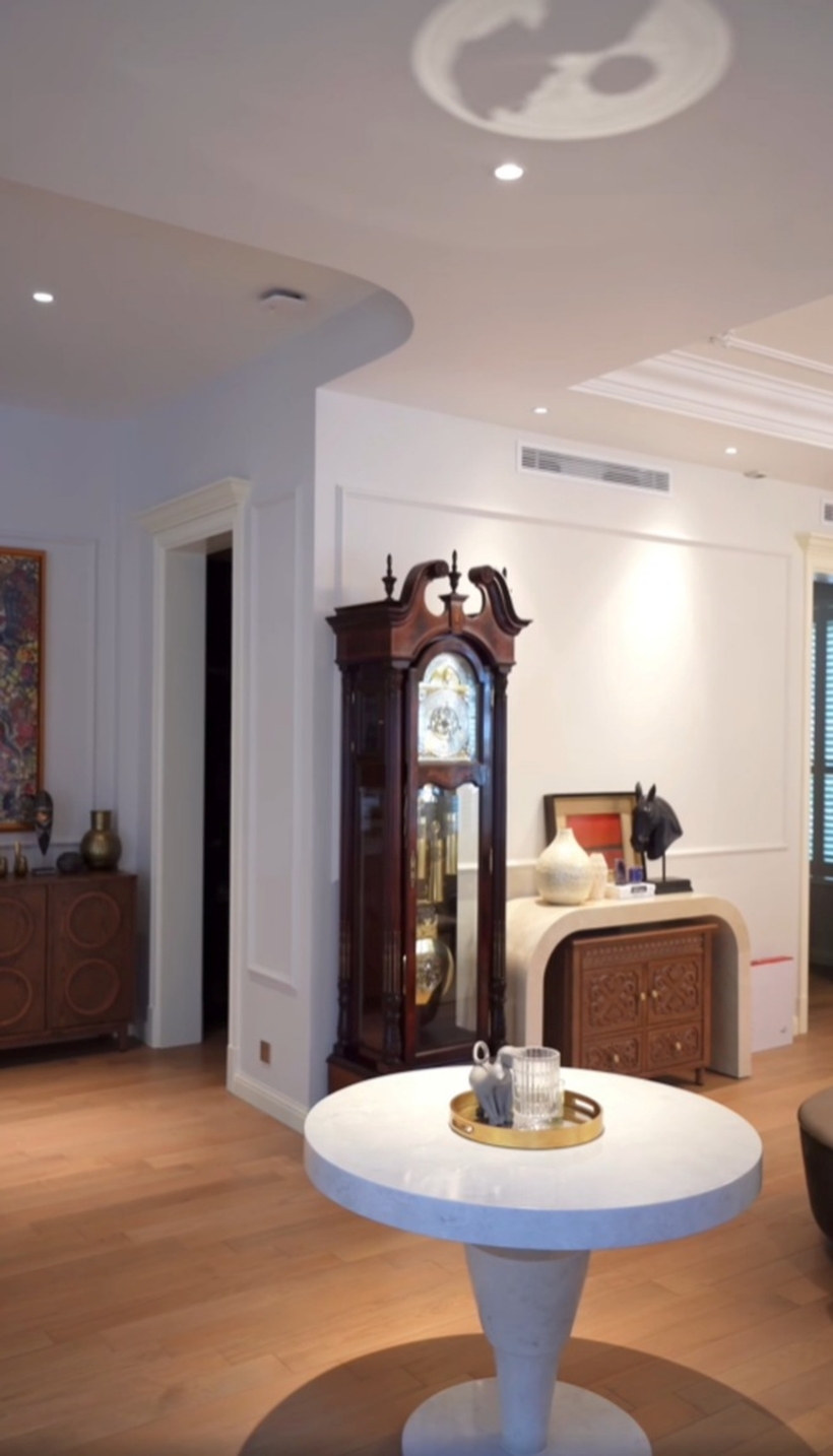 Hồi tháng 6/2024, Diễm Mỹ 9X đã hé lộ mọi ngóc ngách bên trong cơ ngơi mới. "Tổ ấm của 2 vợ chồng là một sự khởi đầu cho một chương mới của cuộc đời. Chúng tôi đã đặt rất nhiều tâm huyết vào căn nhà, từng chi tiết nhỏ đều lựa chọn kỹ càng”, cô chia sẻ.