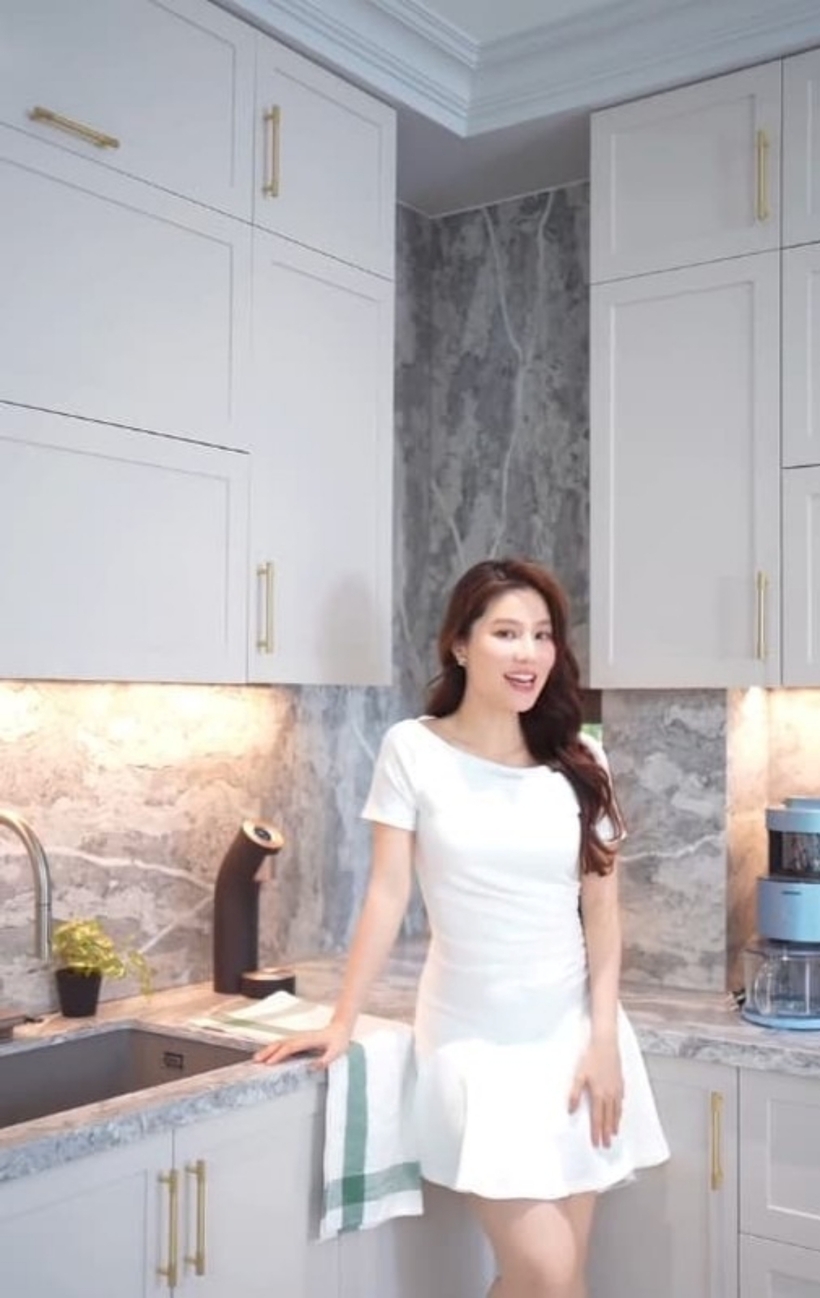 Toàn bộ không gian nhà được Diễm My 9X ưu tiên sử dụng nền trắng, trong khi các món đồ trang trí đều đơn giản nhưng tinh tế và toát lên sự sang trọng. Cô tiết lộ hai vợ chồng ưu tiên chọn nội thất ngoại nhập để bày trí trong căn nhà.