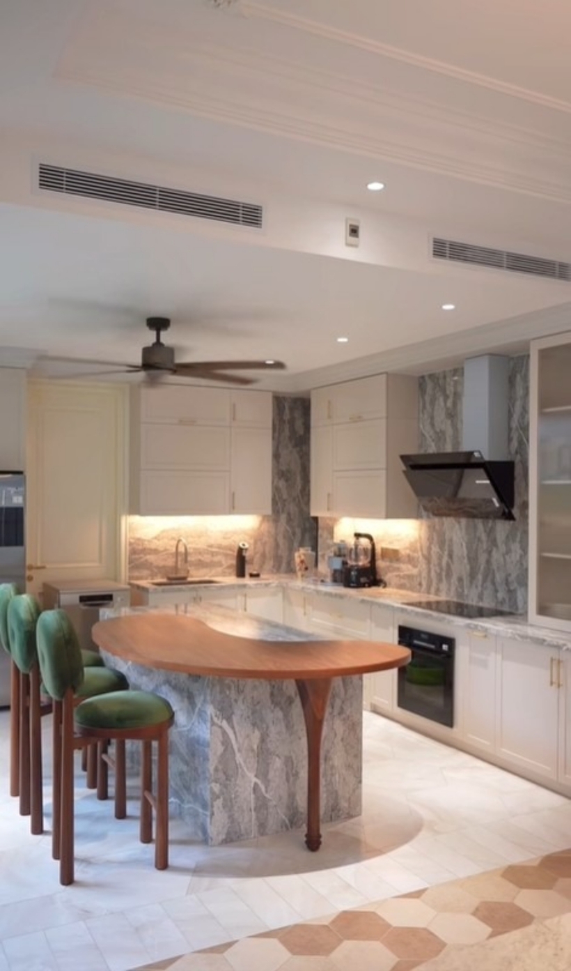 Khu vực phòng khách có diện tích rất rộng lớn, với nhiều cửa sổ để đón ánh sáng tự nhiên. Đặc biệt, khu vực này liền kề với gian bếp tạo cảm giác ấm cúng.