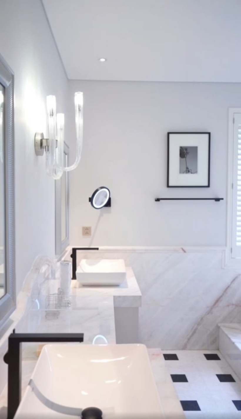 Phòng tắm vô cùng hiện đại, với gam màu chủ đạo là màu trắng.