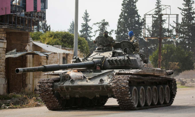 Xe tăng của phiến quân tại tỉnh Aleppo, Syria ngày 29/11. Ảnh: Reuters