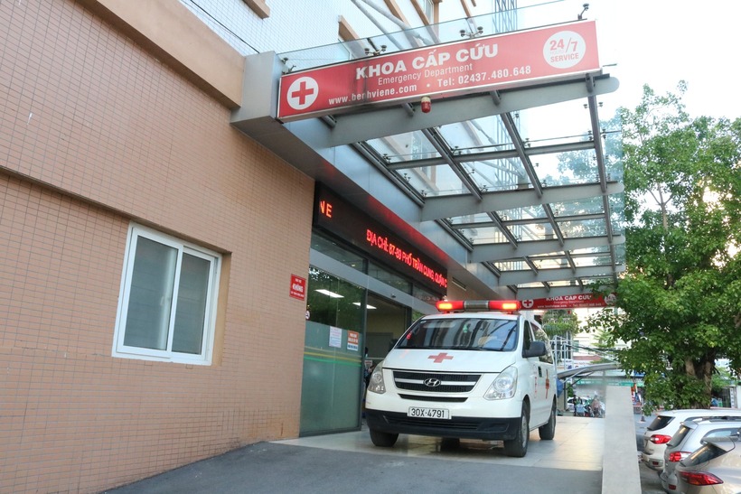 Bệnh nhân được đưa vào viện với vết thương đâm thấu tim