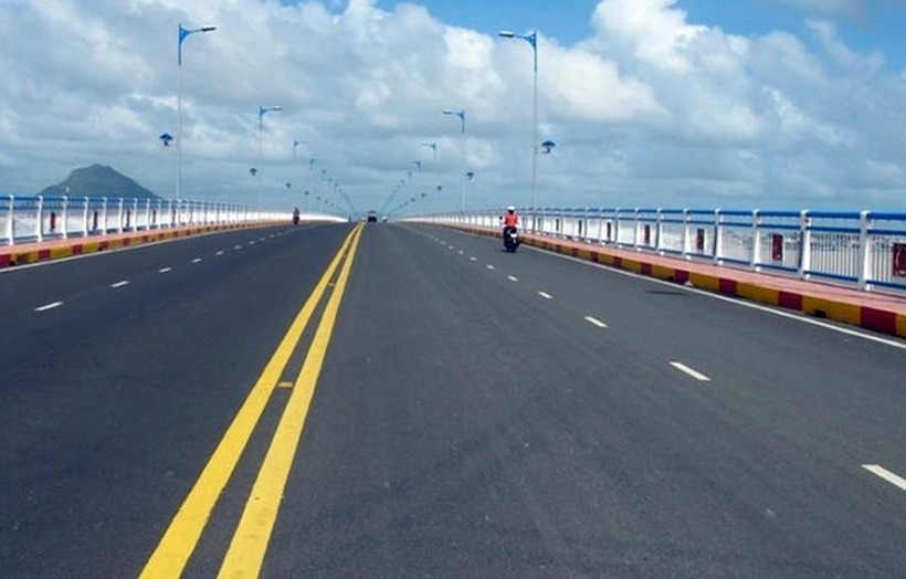Hai vạch vàng liền song song.