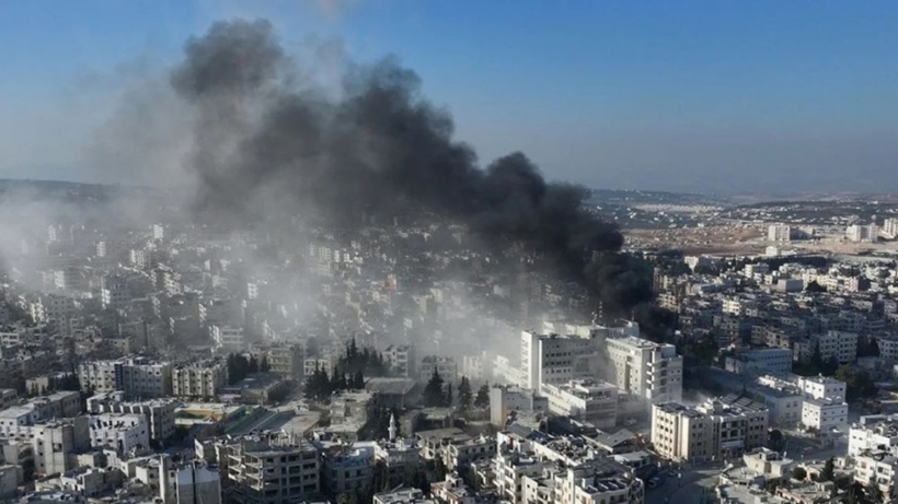 Khói bốc lên tại một khu vực thuộc tỉnh Idlib (Syria) khi giao tranh giữa quân đội Syria và lực lượng phiến quân diễn ra. Ảnh: Getty Images