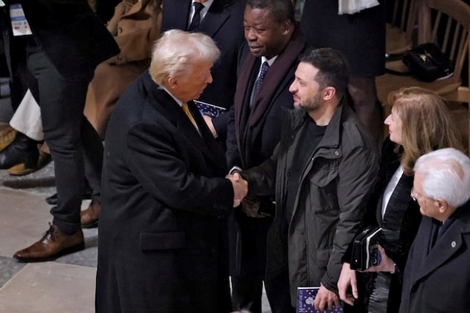 Tổng thống Ukraine Volodymyr Zelensky gặp Tổng thống đắc cử Mỹ Donald Trump tại Paris (Pháp). Ảnh: Reuters