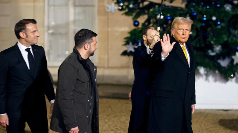 Tổng thống Pháp Emmanuel Macron, Tổng thống đắc cử Mỹ Donald Trump và nhà lãnh đạo Ukraine Vladimir Zelensky bên ngoài Điện Elysee ở Paris, Pháp. Ảnh: Getty