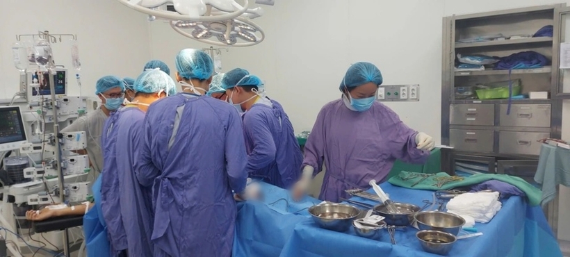 Các bác sĩ tiến hành phẫu thuật cho người bệnh. Ảnh: Báo Giao Thông