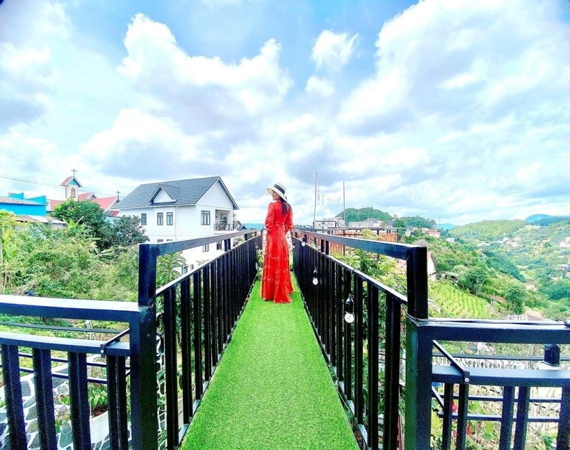 Nằm trên đồi, căn biệt thự có phần ban công nhô ra ngoài và đứng tại đây có thể ngắm được cảnh thung lũng bên dưới và chụp ảnh “sống ảo” với mây trời lơ lửng phía trên.