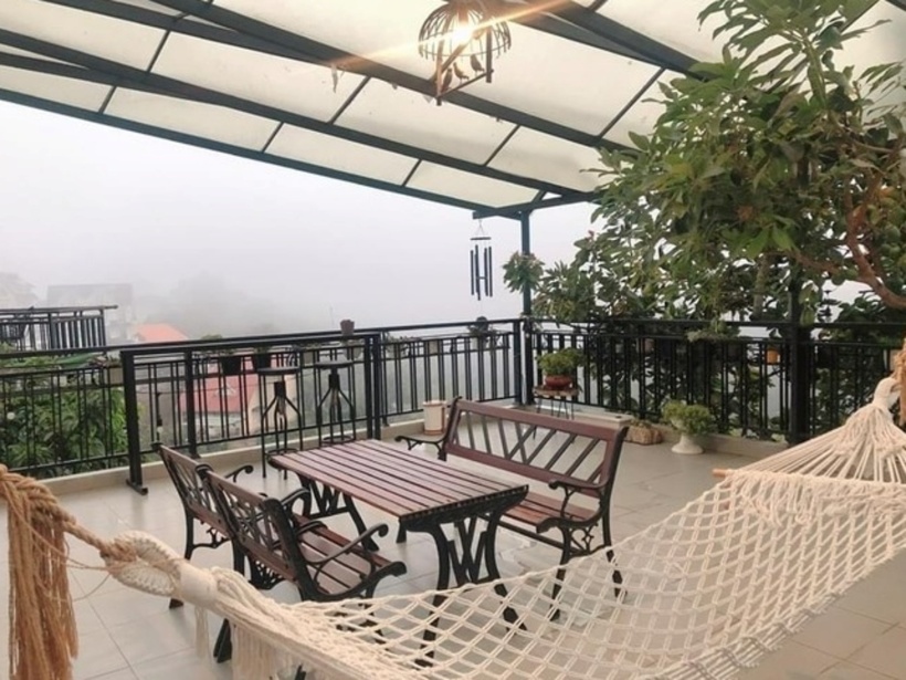 Theo chia sẻ của Nguyên Vũ, biệt thự này hoàn thành vào năm 2019, trước khi dịch COVID-19 bùng phát. Anh xây dựng căn biệt thự để thỉnh thoảng về Đà Lạt nghỉ dưỡng cùng gia đình hoặc mời bạn bè thân đến chơi, tụ họp những dịp đặc biệt.