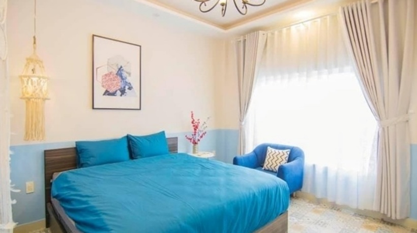 Sàn hoa với họa tiết ngẫu nhiên lại mang hơi hướng cổ điển tạo nét độc đáo cuốn hút trong thiết kế phòng của Nguyên Vũ. Trên nền gam màu mát mẻ, nam ca sĩ tinh tế phối thêm gam màu ấm từ giường gỗ và khung cửa giả gỗ tạo điểm nhấn.