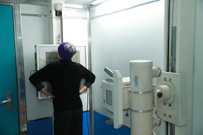 Người dân được chụp X-quang phổi thẳng. (Ảnh Hiền Trinh)