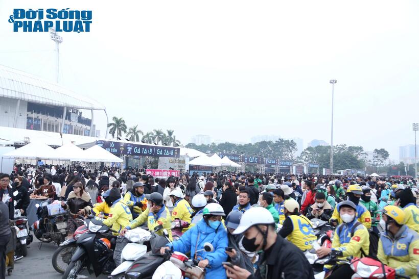 Hàng ngàn người vẫn tập trung ngoài sân khấu.